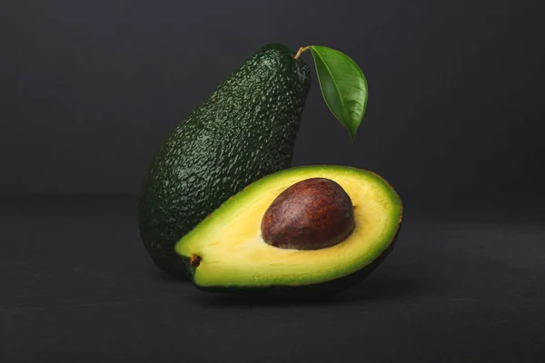 Frische Rohe Avocado Auf Schwarzem Hintergrund — Stockfoto