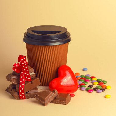 Bir fincan kahve, kalp, çikolata, şeker. Sevgililer günü için arka plan.