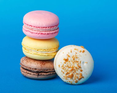 Bir dizi çok renkli Badem Çerezler. Bademli kurabiye.