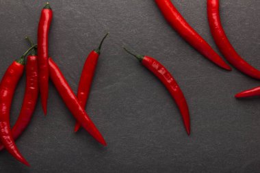 Siyah arkaplanda kırmızı kırmızı kırmızı biber