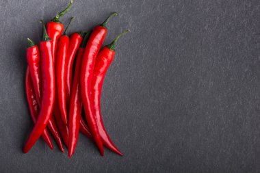 Siyah arkaplanda kırmızı kırmızı kırmızı biber