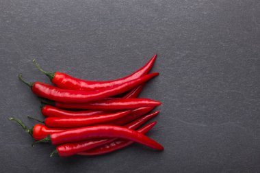 Siyah arkaplanda kırmızı kırmızı kırmızı biber