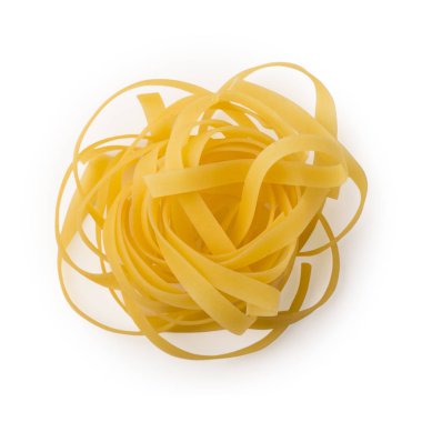 Beyaz arka plan üzerinde izole fettuccine makarna çeşitleri