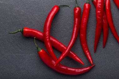 Siyah arkaplanda kırmızı kırmızı kırmızı biber