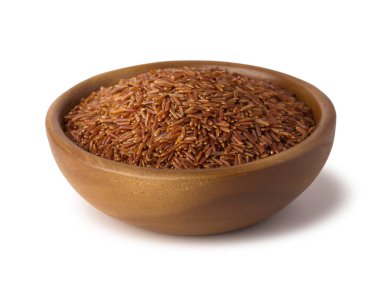 Beyaz arka planda izole edilmiş kasedeki pirinç