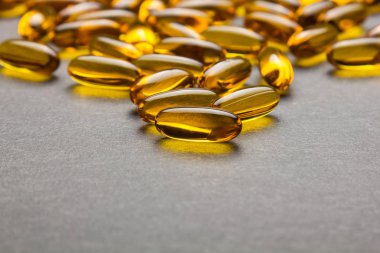 Siyah arka plan üzerinde kapsül Omega 3 yakın. 