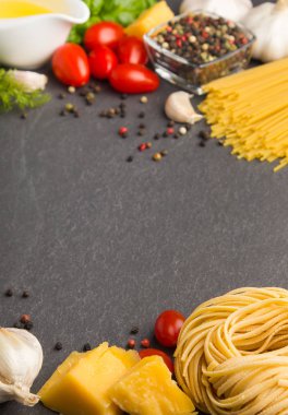 Taş masada İtalyan gıda maddeleri