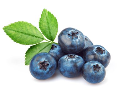 Grup taze olgun yaban mersini beyaz arka plan izole. Yeşil yapraklı böğürtlen.