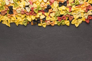 Farfalle İtalyan makarna arka plan. Yakın çekim