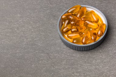 Siyah arka plan üzerinde Kapsülomega 3.
