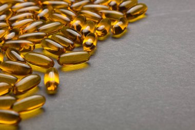 Siyah arka plan üzerinde kapsül Omega 3 yakın. 