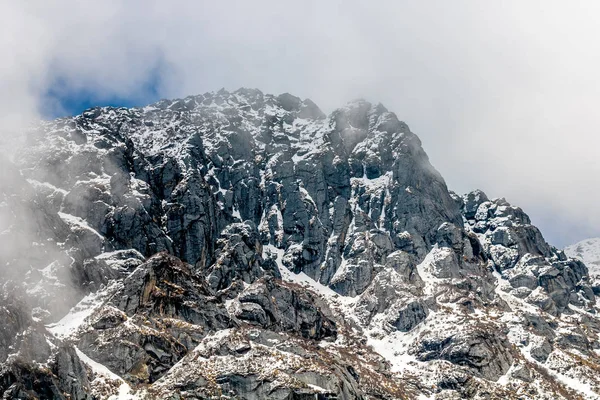 在强大的喜马拉雅山美丽的风景 — 图库照片