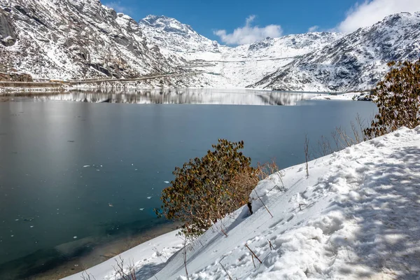 Lago di Tsomgo (Changu) in forma quasi congelata — Foto Stock