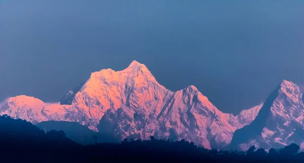 Il possente picco del Kangchenjunga in prima mattina . — Foto Stock