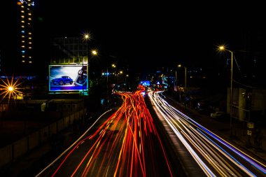 Renk güzelliği. City Road karanlık gecede güzelliği