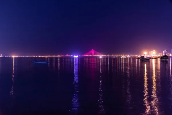 Nocny widok z mostka łączy Morze w Bandra Worli — Zdjęcie stockowe