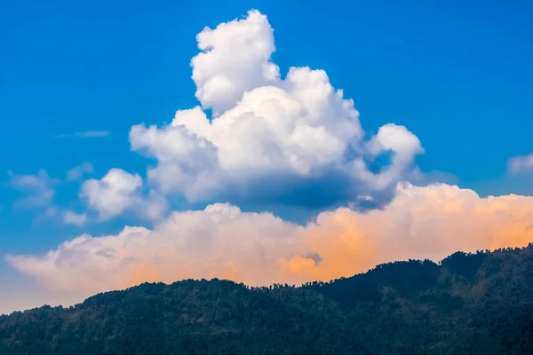 Nuvens coloridas e céu atrás da montanha — Fotografia de Stock