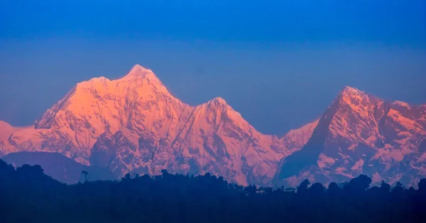 一个华丽的山峰, 伟大的康肯琼加在强大的喜马拉雅山 — 图库照片