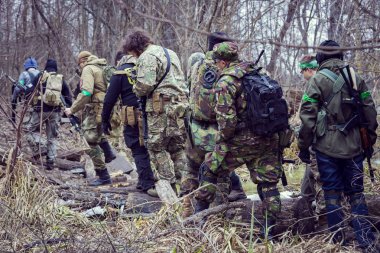 Poltava, Ukrayna - 16 Mart 2019: Airsoft oyun - İrlanda Ulusal Protestan Ordusu ve İngiliz düzenli ordu arasındaki düşmanlıklar taklidi.