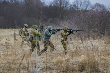 Poltava, Ukrayna - 16 Mart 2019: Oyun - İrlanda Ulusal ordu Protestanlar ve airsoft oyun, İngiliz düzenli ordu arasındaki düşmanlıklar taklidi.