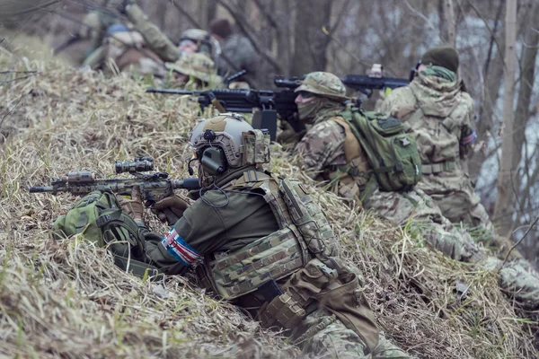 波尔塔瓦 乌克兰 2019年3月16日 模仿爱尔兰国民军的新教徒和英国正规军的气软游戏 — 图库照片