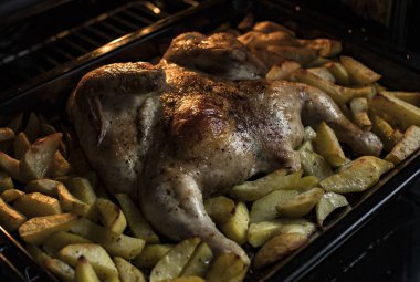 Kızarmış tavuk fırında patates ile.