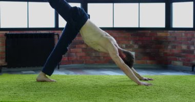 Genç adam genç sağlık güçlendirmek için Yoga oryantal uygulamaları yapmaktadır.