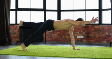 Genç adam genç sağlık güçlendirmek için Yoga oryantal uygulamaları yapmaktadır.