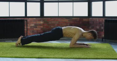 Genç adam genç sağlık güçlendirmek için Yoga oryantal uygulamaları yapmaktadır.