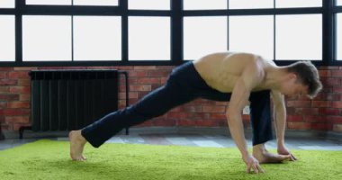 Genç adam genç sağlık güçlendirmek için Yoga oryantal uygulamaları yapmaktadır.