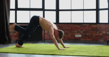 Genç adam genç sağlık güçlendirmek için Yoga oryantal uygulamaları yapmaktadır.