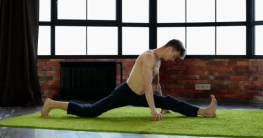 Genç adam genç sağlık güçlendirmek için Yoga oryantal uygulamaları yapmaktadır.