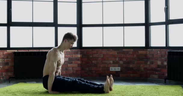 Joven Dedica Las Prácticas Orientales Yoga Para Fortalecer Salud Los — Vídeo de stock