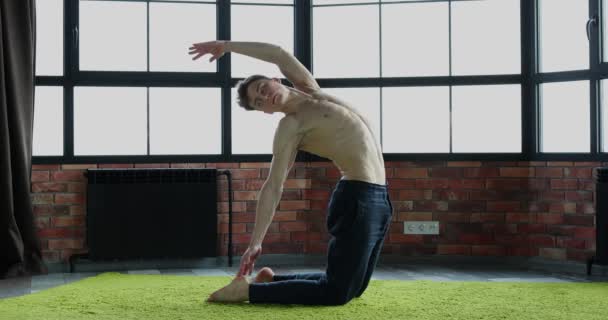 Genç Adam Genç Sağlık Güçlendirmek Için Yoga Oryantal Uygulamaları Yapmaktadır — Stok video