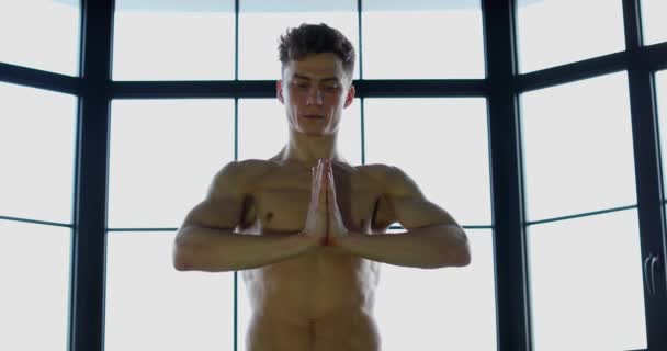 Der Junge Mann Engagiert Sich Orientalischen Yoga Übungen Zur Stärkung — Stockvideo