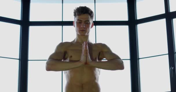 Joven Dedica Las Prácticas Orientales Yoga Para Fortalecer Salud Los — Vídeo de stock