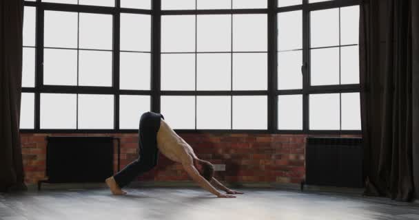 Genç Adam Genç Sağlık Güçlendirmek Için Yoga Oryantal Uygulamaları Yapmaktadır — Stok video