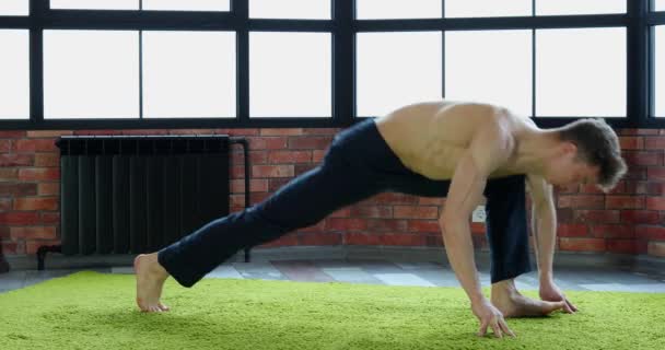 Jeune Homme Est Engagé Dans Les Pratiques Orientales Yoga Pour — Video