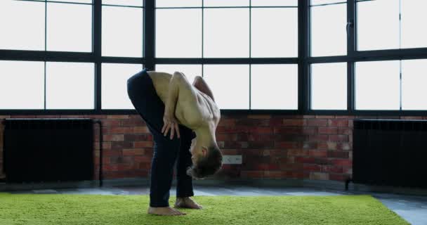 Joven Dedica Las Prácticas Orientales Yoga Para Fortalecer Salud Los — Vídeos de Stock