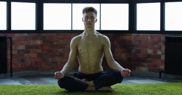Jongeman Verloofd Oosterse Praktijken Van Yoga Met Versterking Van Gezondheid — Stockvideo