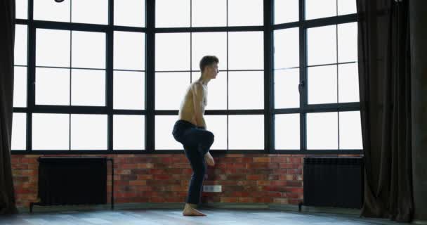 Den Unge Mannen Engagerad Orientaliska Praxis Yoga Att Stärka Ung — Stockvideo