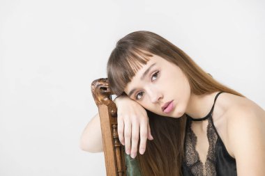 Beyaz bir arka plan üzerinde stüdyoda güzel bir genç kız portresi.