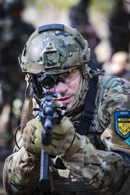 Poltava, Ukrayna - 16 Mart 2019: Oyun - İrlanda Ulusal ordu Protestanlar ve airsoft oyun, İngiliz düzenli ordu arasındaki düşmanlıklar taklidi.