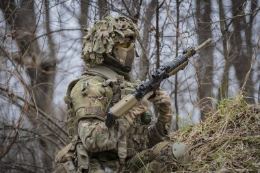 Poltava, Ukrayna - 16 Mart 2019: Oyun - İrlanda Ulusal ordu Protestanlar ve airsoft oyun, İngiliz düzenli ordu arasındaki düşmanlıklar taklidi.