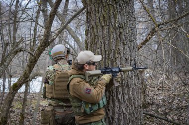 Poltava, Ukrayna - 16 Mart 2019: Oyun - İrlanda Ulusal ordu Protestanlar ve airsoft oyun, İngiliz düzenli ordu arasındaki düşmanlıklar taklidi.