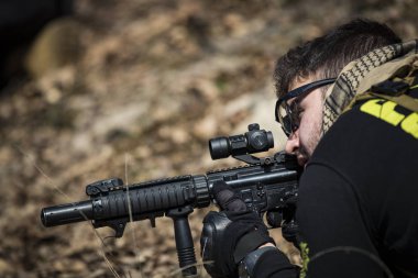 Poltava, Ukrayna - 16 Mart 2019: Oyun - İrlanda Ulusal ordu Protestanlar ve airsoft oyun, İngiliz düzenli ordu arasındaki düşmanlıklar taklidi.