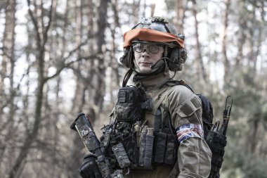 Poltava, Ukrayna - 16 Mart 2019: Oyun - İrlanda Ulusal ordu Protestanlar ve airsoft oyun, İngiliz düzenli ordu arasındaki düşmanlıklar taklidi.