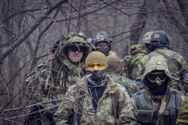 Poltava, Ukrayna - 16 Mart 2019: Oyun - İrlanda Ulusal ordu Protestanlar ve airsoft oyun, İngiliz düzenli ordu arasındaki düşmanlıklar taklidi.