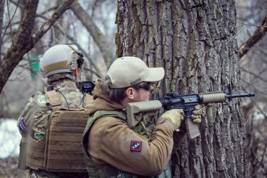 Poltava, Ukrayna - 16 Mart 2019: Oyun - İrlanda Ulusal ordu Protestanlar ve airsoft oyun, İngiliz düzenli ordu arasındaki düşmanlıklar taklidi.