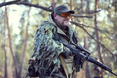 Poltava, Ukrayna - 16 Mart 2019: Oyun - İrlanda Ulusal ordu Protestanlar ve airsoft oyun, İngiliz düzenli ordu arasındaki düşmanlıklar taklidi.